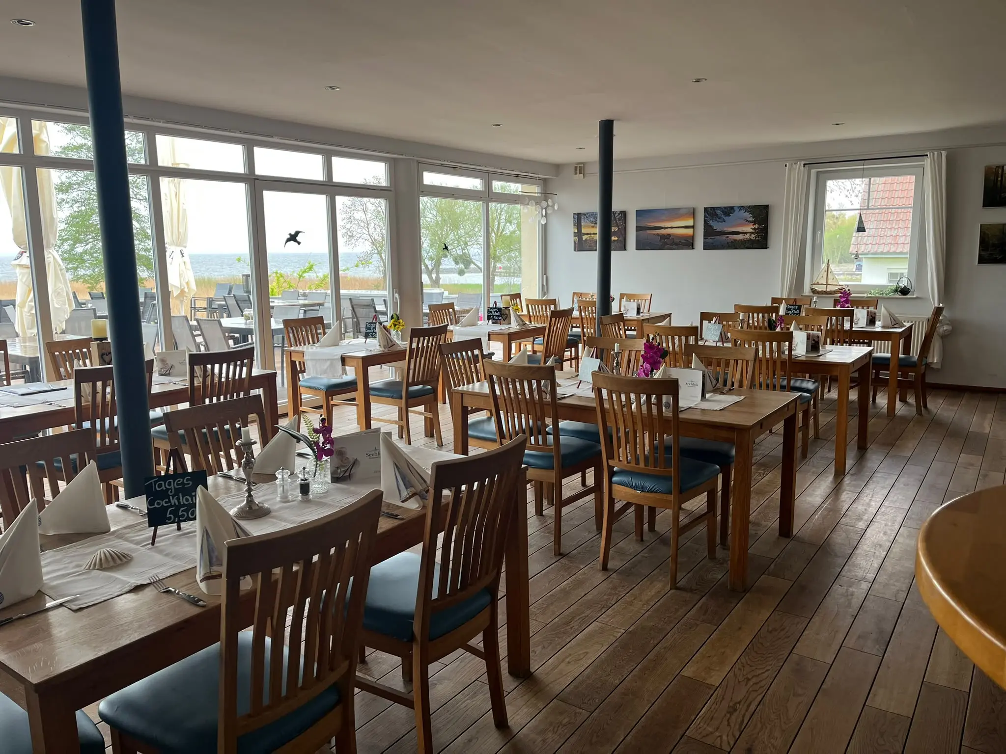 Heller Gastraum des Restaurant Seeblick mit Blick auf den Kummerower See